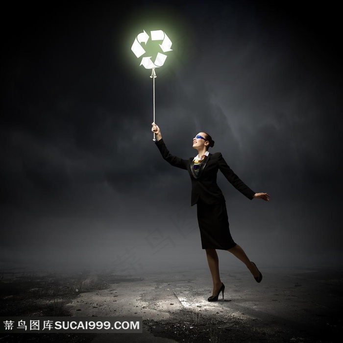 保护环境系列在黑暗里拉着亮起来的环保标志的女子