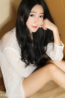 穿着衬衣的清纯美腿美女图片