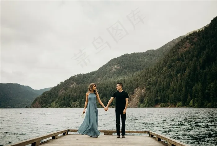 牵着手的情侣图