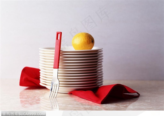 一摞瓷盘与一把带柄的叉子