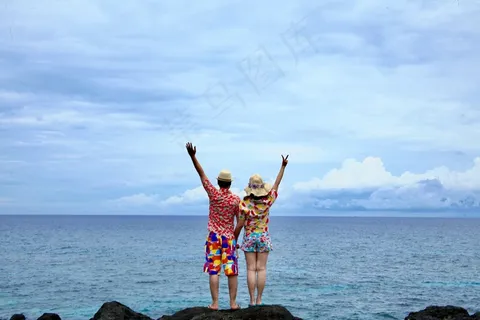 海边度假情侣背影图片 海边度假情侣背影图片