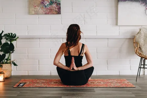 反手合十坐姿瑜伽图片