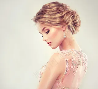 盘发美女的侧脸