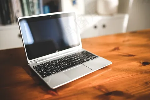 书桌笔记本电脑图片