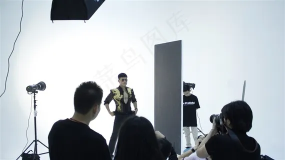 摄影棚中工作的摄影师