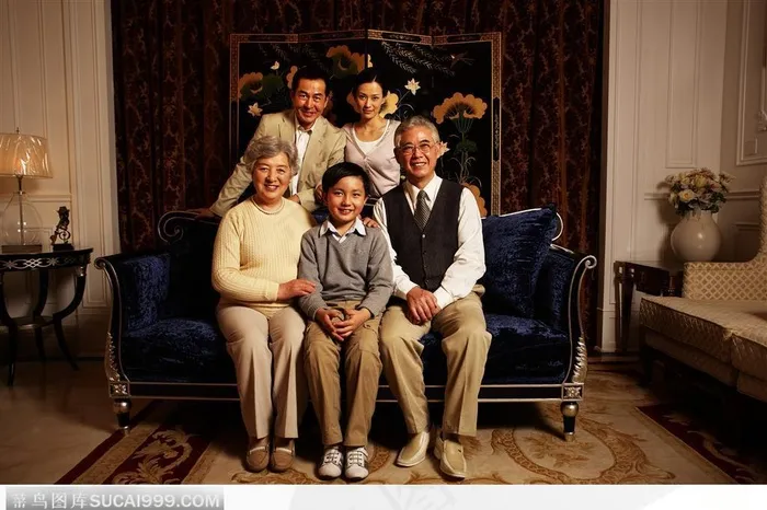 坐在沙发幸福的三世同堂五口之家大家庭