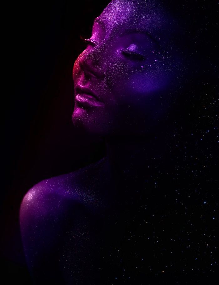 美女脸上的紫色彩妆高清图