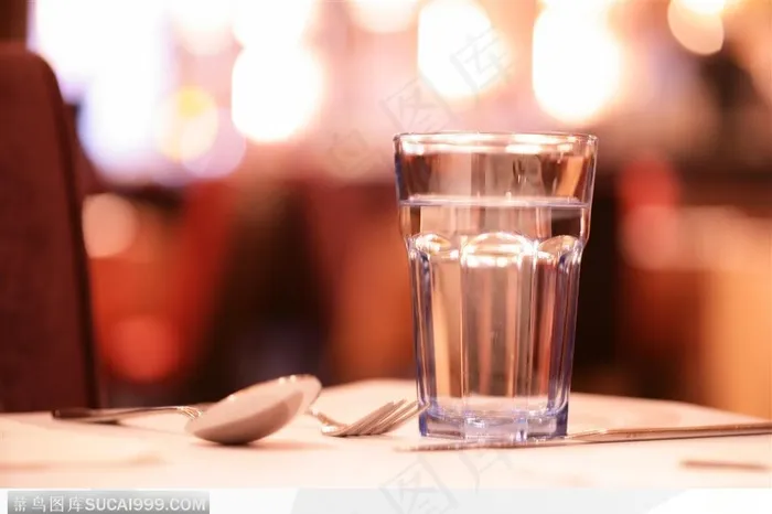 餐饮空间_桌面上的玻璃杯