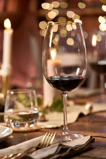 聚焦餐桌上的葡萄酒杯特写