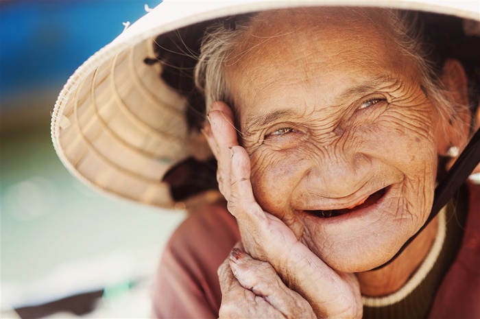 慈祥微笑的老奶奶人物高清图片