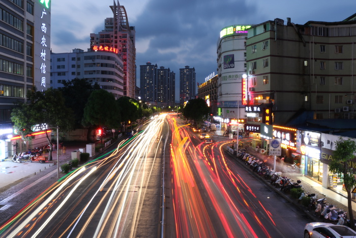 鎏金延时车流夜景