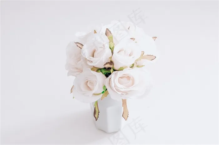 淡粉色新娘手捧花