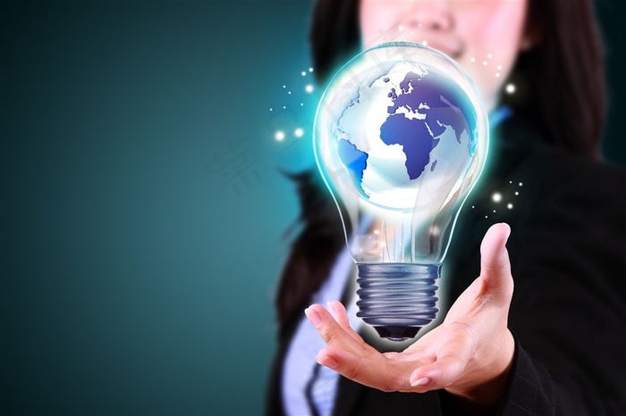 手托灯泡形状的地球高清图片