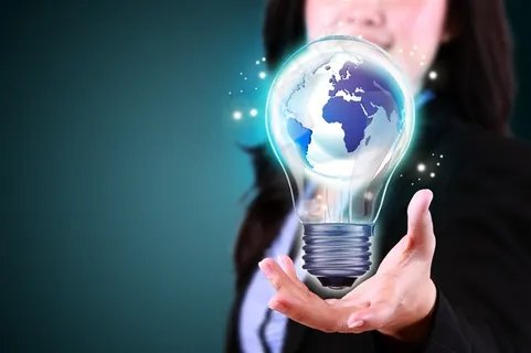 手托灯泡形状的地球高清图片