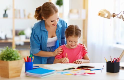 亲子互动在室内母亲陪伴女儿用彩铅画画绘画活动