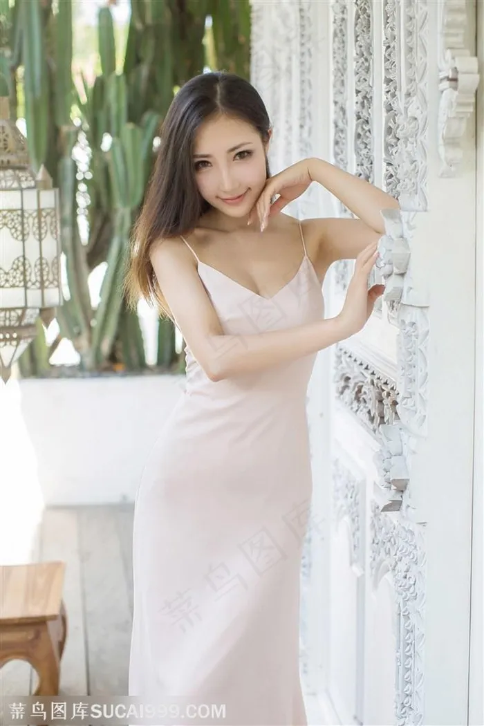 穿着长裙的高清美女尤美图片