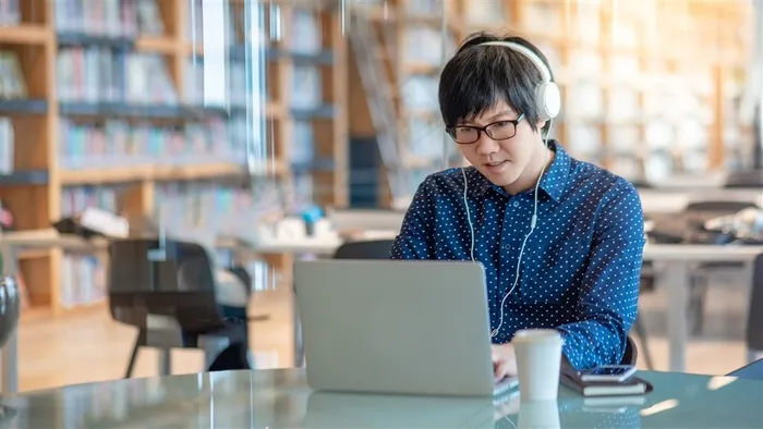 边工作变听音乐的男孩