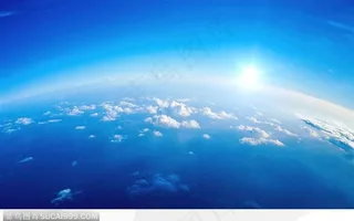 宇宙中俯瞰蓝色地球水平线的日出