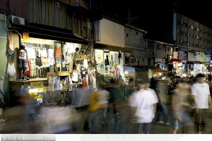 流行服饰-服饰店前的夜景