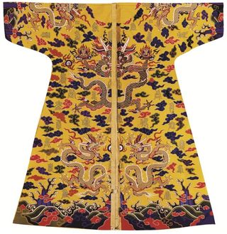 古代龙纹刺绣皇帝服装样式图片
