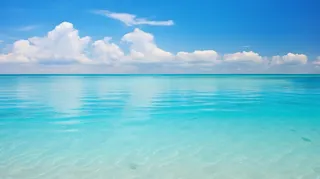 夏日海洋蓝天白云蓝色海水摄影图