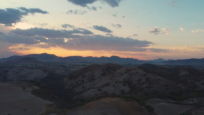 日落期间干旱景观的鸟瞰图