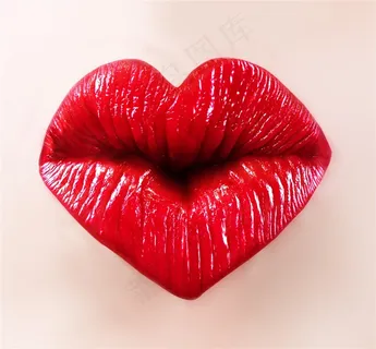 嘟着心形的嘴唇图片素材