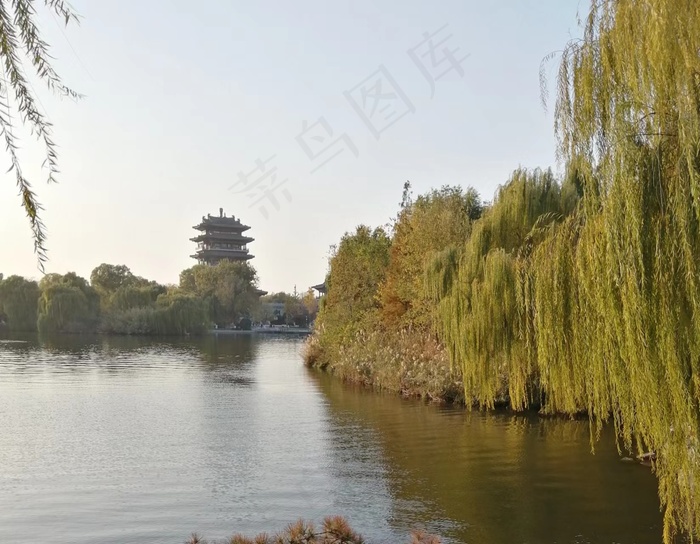 河岸边的古塔