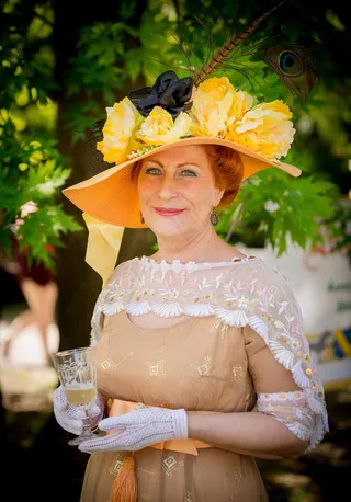 欧式古典装扮美女图片