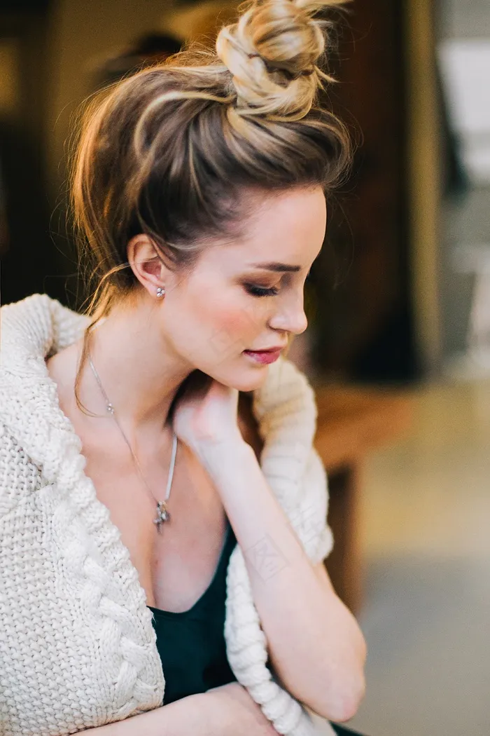 外国美女侧颜头像图片