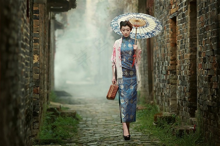 老巷子里的旗袍女人