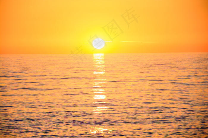 海上夕阳黄色图片