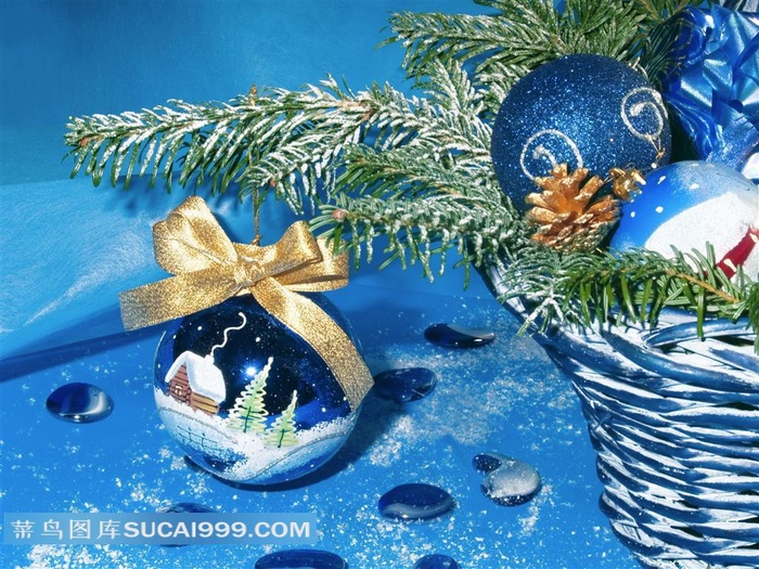 竹篮里的圣诞球和水晶球图片素材