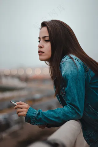 秋天户外忧郁美女图片