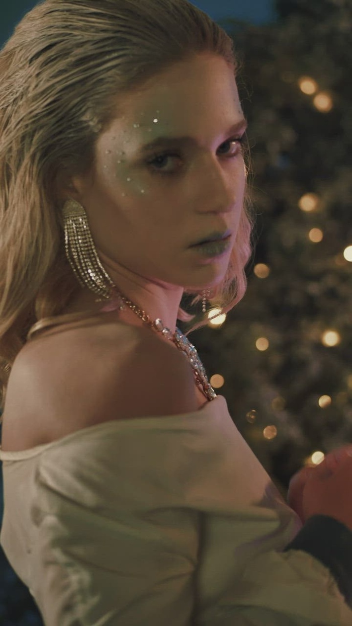 一个冬天化妆的女人的肖像