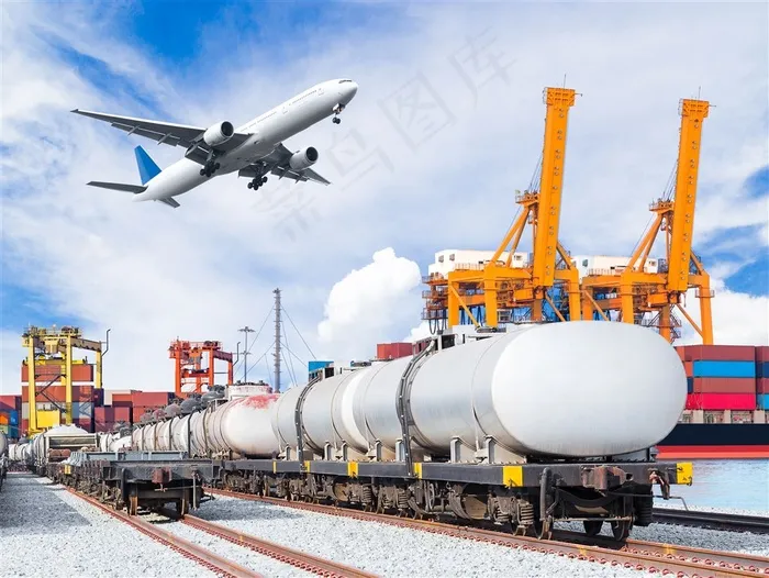 蓝天下的飞机和火车