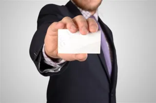国外手拿名片商务人士手势图片