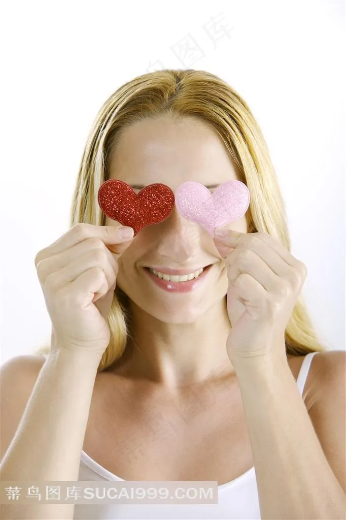 用心形装饰品遮眼的搞怪美女