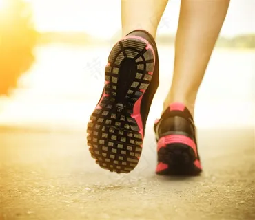 跑步跑鞋鞋底小腿特写