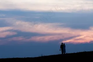 黄昏情侣剪影图片