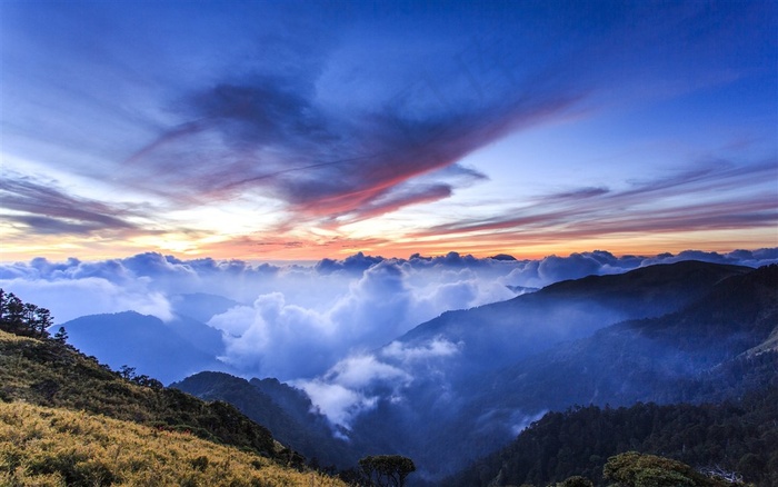 山坡上的云海天空秀美风景图片