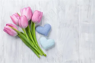 木板上的粉色花卉装饰背景高清图片