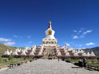 蓝天白云下的白塔