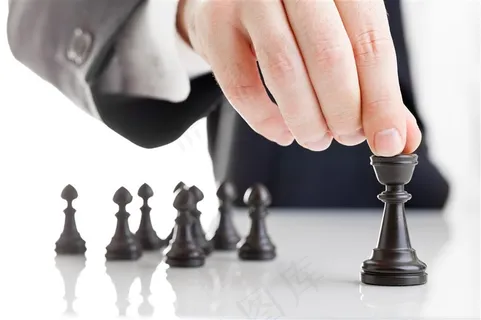 拿国际象棋的商务男士 拿国际象棋的商务男士