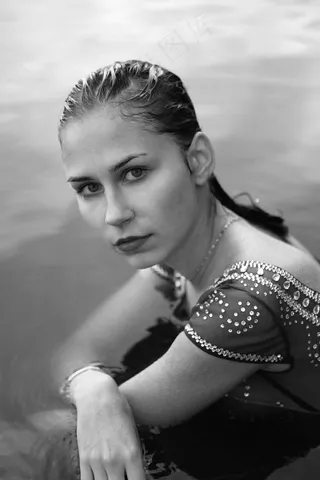 湿身诱惑黑白人体写真图片