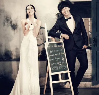 画板前的浪漫情侣