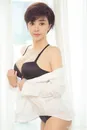 站在窗户边的*短发美女方圆图片