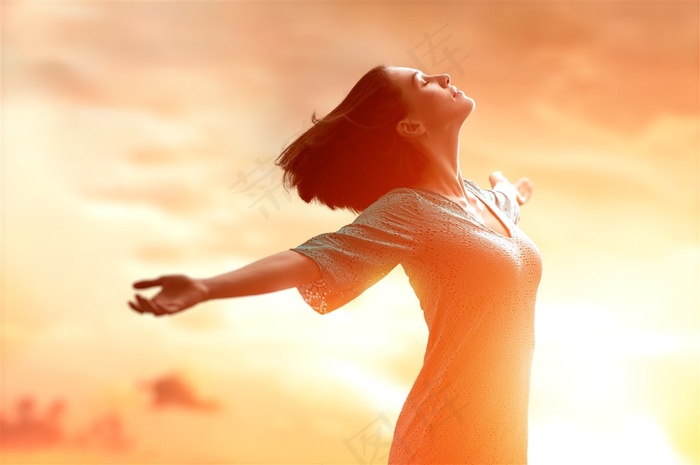 呼吸大自然空气的美女图片素材欣赏