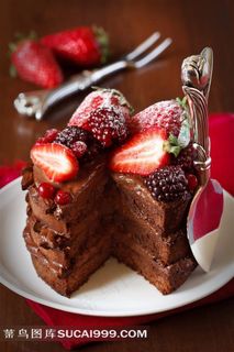 盘子里切好的蛋糕