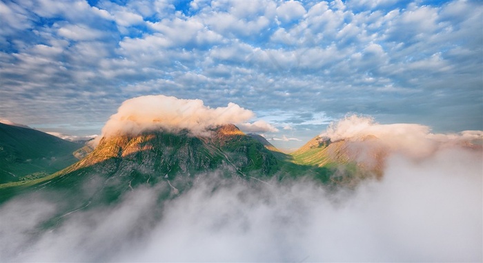 云雾环绕的山景